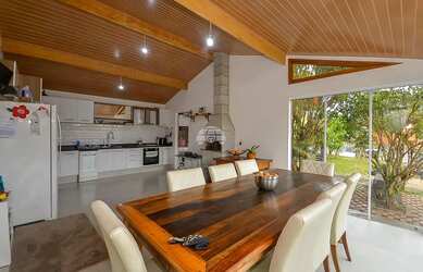 Imagem: A casa possui 3 Dormitórios, 1 Banheiro, 3 Vagas na garagem