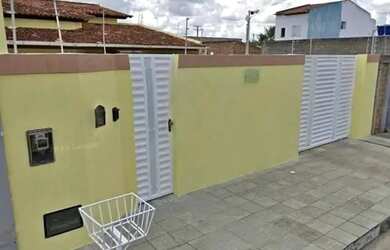 Imagem: A casa possui 3 Dormitórios, 2 Banheiros, 2 Vagas na garagem