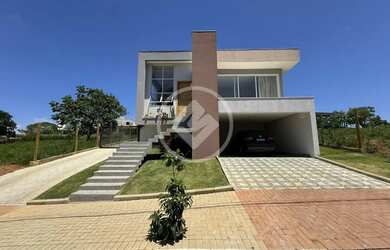 Imagem: A casa possui 4 Dormitórios, 2 Banheiros, 4 Vagas na garagem