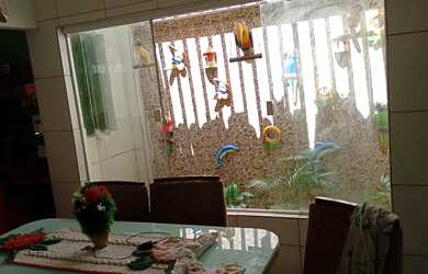 Imagem: A casa possui 3 Dormitórios, 2 Banheiros e está localizado