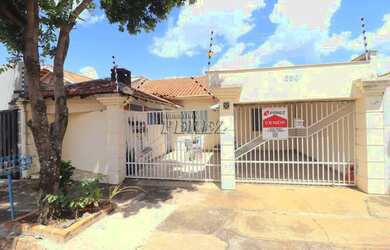 Imagem: A casa possui 3 Dormitórios, 1 Banheiro, 2 Vagas na garagem