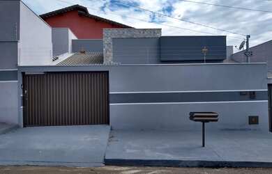 Imagem: A casa possui 2 Dormitórios, 1 Banheiro, 1 Vaga na garagem