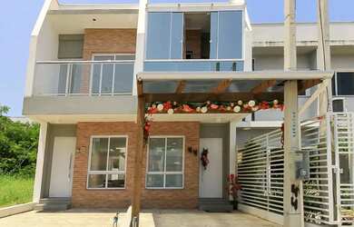 Imagem: A casa possui 2 Dormitórios, 3 Banheiros, 1 Vaga na garagem