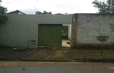 Imagem: A casa possui 2 Dormitórios, 1 Banheiro, 2 Vagas na garagem