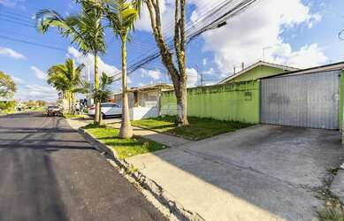 Imagem: A casa possui 3 Dormitórios, 1 Banheiro, 2 Vagas na garagem