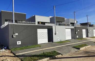 Imagem: A casa possui 3 Dormitórios, 2 Banheiros, 2 Vagas na garagem