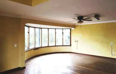 Imagem: A casa possui 5 Dormitórios, 5 Banheiros, 5 Vagas na garagem