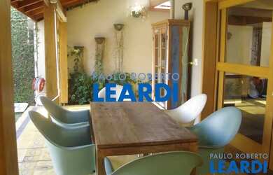 Imagem: A casa possui 4 Dormitórios, 5 Banheiros, 4 Vagas na garagem