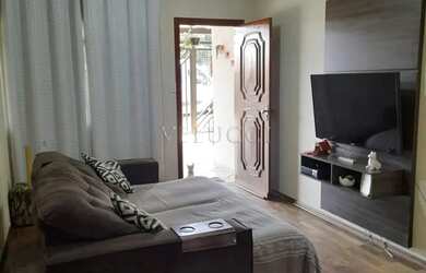 Imagem: A casa possui 3 Dormitórios, 2 Banheiros, 3 Vagas na garagem