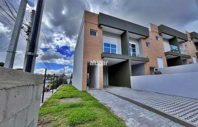 Imagem: A casa possui 3 Dormitórios, 3 Banheiros, 2 Vagas na garagem