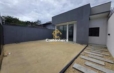 Imagem: A casa possui 3 Dormitórios, 3 Banheiros, 4 Vagas na garagem