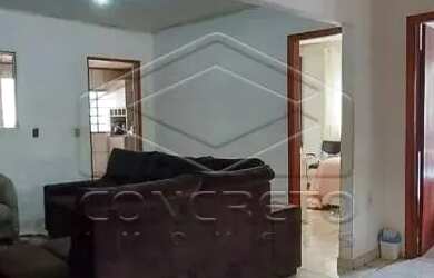 Imagem: A casa possui 3 Dormitórios, 2 Banheiros, 2 Vagas na garagem