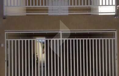 Imagem: A casa possui 3 Dormitórios, 4 Banheiros, 2 Vagas na garagem