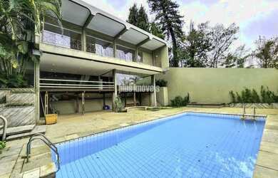 Imagem: A casa possui 5 Dormitórios, 5 Banheiros, 5 Vagas na garagem