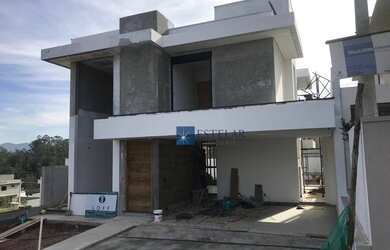 Imagem: A casa em condomínio possui 4 Dormitórios, 3 Banheiros, 4