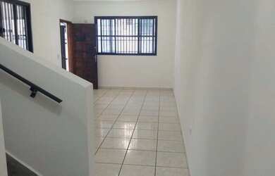 Imagem: A casa possui 2 Dormitórios, 1 Banheiro, 1 Vaga na garagem