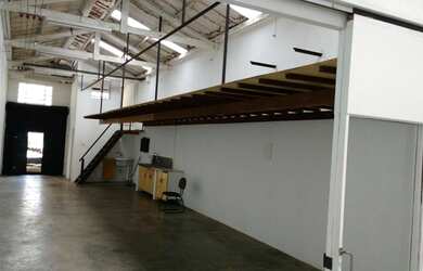 Imagem: O depósito possui 4 Vagas na garagem, 200m² de Área e está