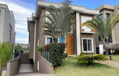 Imagem: A casa em condomínio possui 4 Dormitórios, 5 Banheiros, 5