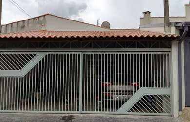 Imagem: A casa possui 3 Dormitórios, 1 Banheiro, 2 Vagas na garagem