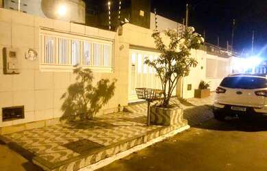 Imagem: A casa possui 4 Dormitórios, 4 Banheiros, 2 Vagas na garagem