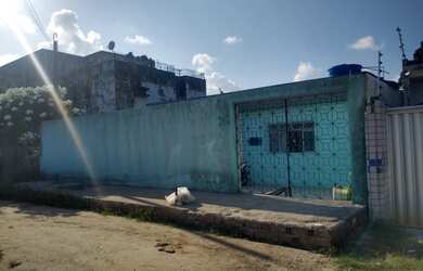 Imagem: A casa possui 3 Dormitórios, 2 Banheiros, 3 Vagas na garagem