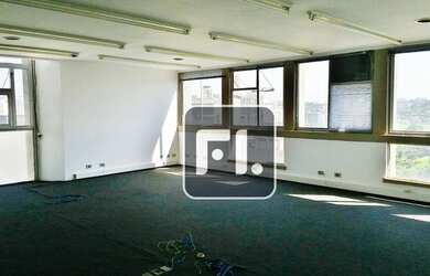 Imagem: O depósito possui 2 Vagas na garagem, 240m² de Área e está