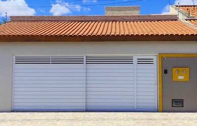 Imagem: A casa possui 4 Dormitórios, 3 Banheiros, 2 Vagas na garagem