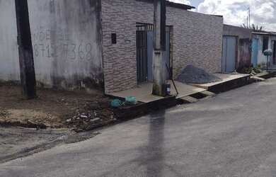 Imagem: A casa possui 3 Dormitórios, 2 Banheiros, 2 Vagas na garagem