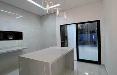 Imagem: A casa possui 2 Dormitórios, 2 Banheiros, 3 Vagas na garagem