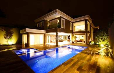 Imagem: A casa em condomínio possui 5 Dormitórios, 5 Banheiros, 1.000m²