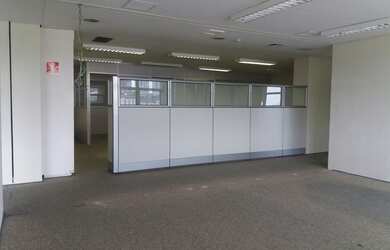 Imagem: O depósito possui 5 Vagas na garagem, 560m² de Área e está