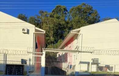 Imagem: A casa possui 2 Dormitórios, 1 Banheiro, 1 Vaga na garagem