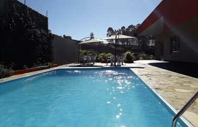 Imagem: A casa possui 2 Dormitórios, 5 Banheiros, Área de serviço