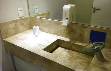 Imagem: O depósito possui 2 Vagas na garagem, 130m² de Área e está