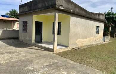 Imagem: A casa possui 2 Dormitórios, 1 Banheiro, 2 Vagas na garagem