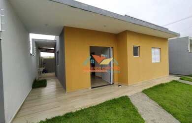 Imagem: A casa possui 2 Dormitórios, 2 Banheiros, 2 Vagas na garagem