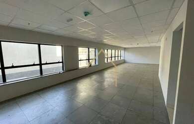 Imagem: O depósito possui 2 Vagas na garagem, 90m² de Área e está