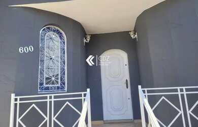 Imagem: A casa possui 3 Dormitórios, 3 Banheiros, 2 Vagas na garagem