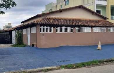 Imagem: A casa possui 3 Dormitórios, 2 Banheiros, 2 Vagas na garagem