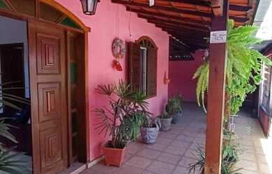 Imagem: A casa possui 3 Dormitórios, 2 Banheiros, 2 Vagas na garagem