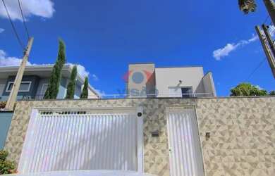 Imagem: A casa possui 3 Dormitórios, 2 Banheiros, 4 Vagas na garagem