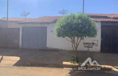 Imagem: A casa possui 3 Dormitórios, 1 Banheiro, 150m² de Área e