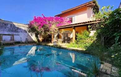 Imagem: A casa em condomínio à venda possui 5 Dormitórios, 5 Banheiros