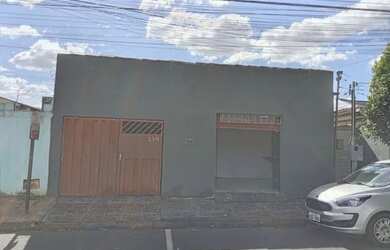 Imagem: A casa possui 3 Dormitórios, 1 Banheiro, 1 Vaga na garagem