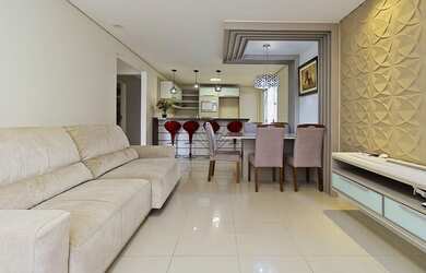 Imagem: A casa possui 3 Dormitórios, 3 Banheiros, 5 Vagas na garagem