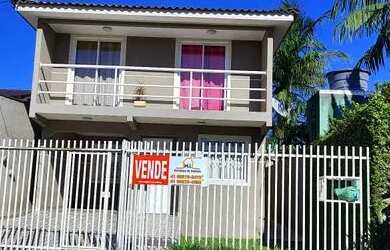 Imagem: A casa possui 4 Dormitórios, 2 Banheiros, 2 Vagas na garagem