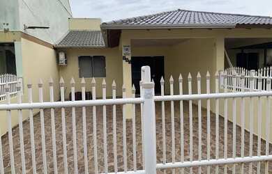 Imagem: A casa possui 2 Dormitórios, 2 Banheiros, 2 Vagas na garagem