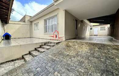 Imagem: A casa possui 3 Dormitórios, 2 Banheiros, 4 Vagas na garagem