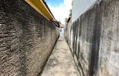 Imagem: A casa possui 2 Dormitórios, 1 Banheiro, 1 Vaga na garagem