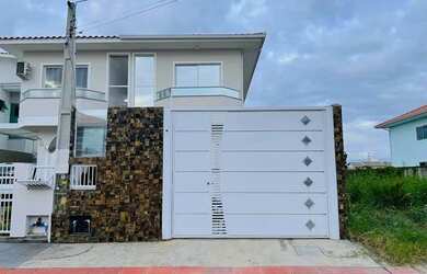 Imagem: A casa possui 5 Dormitórios, 4 Banheiros, 2 Vagas na garagem